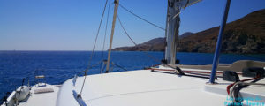 Catamaran sur les eaux de Santorin