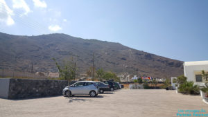 Le parking de l'hôtel Aurora Luxury Hotel & Spa à Santorin