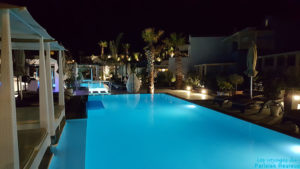 La piscine de nuit de l'hôtel Aurora Luxury Hotel & Spa à Santorin