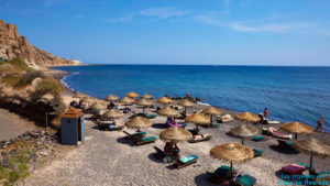 La page d'Eros beach à Santorin