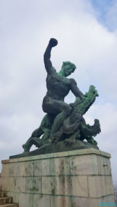 Statue avec dragon à Budapest