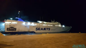 Ferry qui revient de Paros