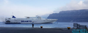 Ferry au départ de Paros dans le port d'Athinios à Santorin