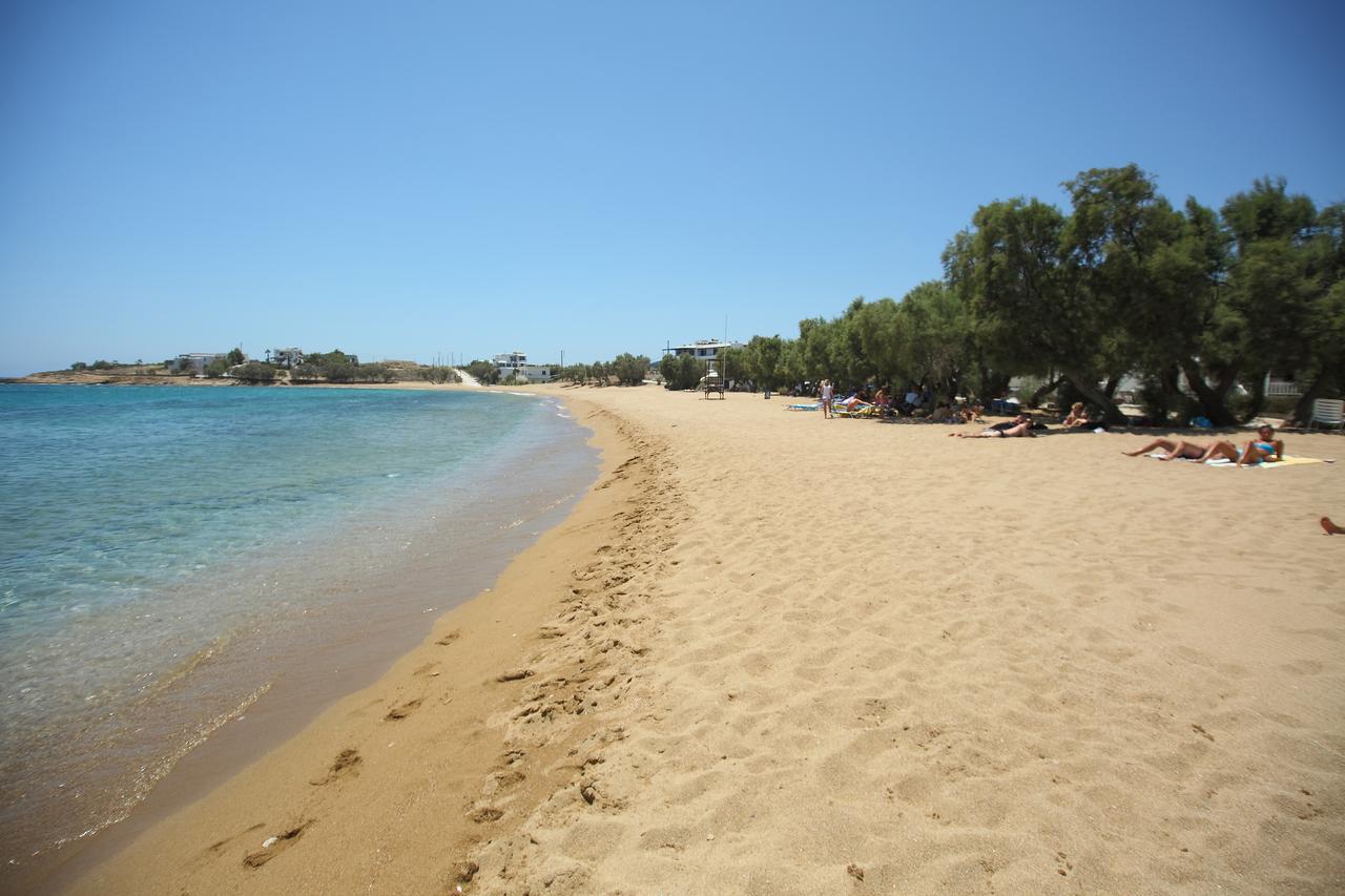 La plage de Paralia Logaras à Paros