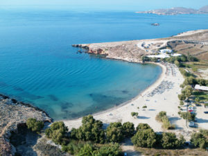 La plage de Parasporos à Paros
