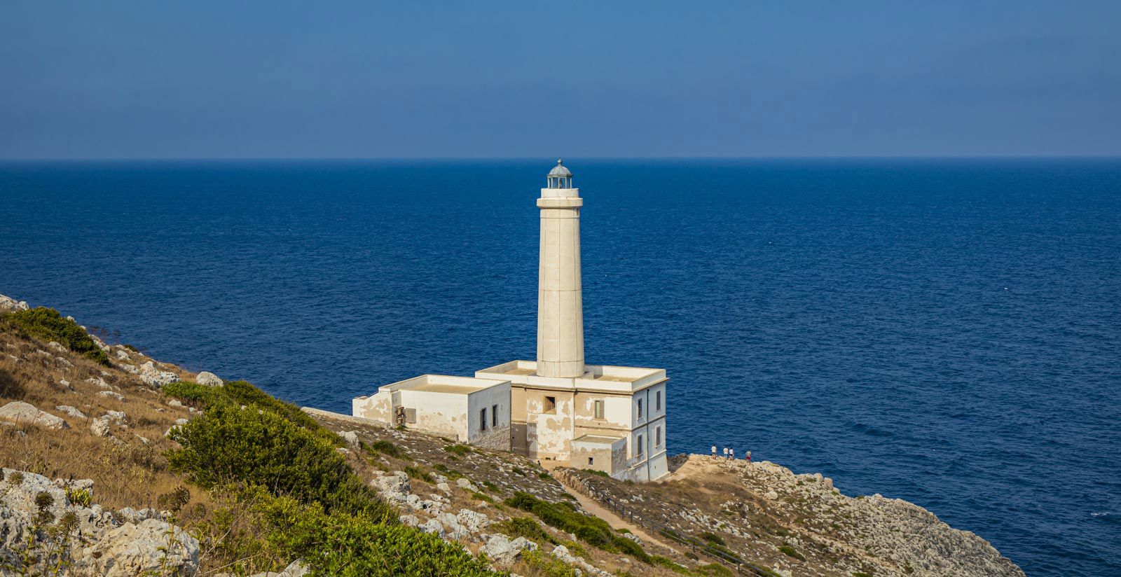 Le phare de Punta Paslascia à Otranto dans les Pouilles en Italie