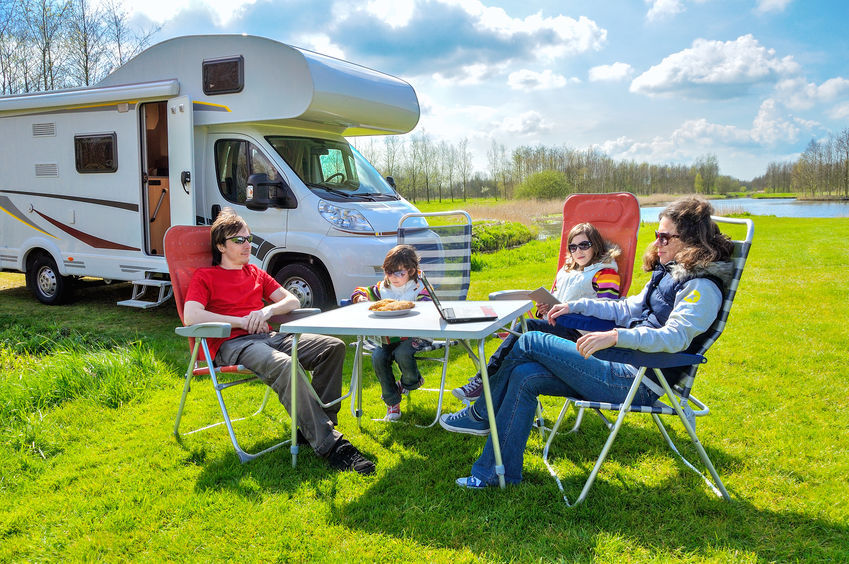Une famille en camping en Europe