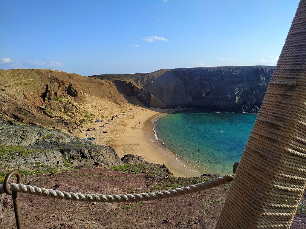 La plage de Papagayo à Lanzarote aux îles Canaries en Espagne