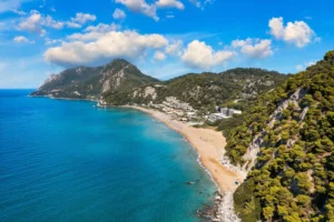 La plage de Glyfada à Corfou en Grèce