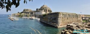 Le vieux port dans la ville de Corfou en Grèce