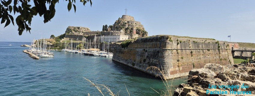 Un vieux porte à Corfu en Grèce