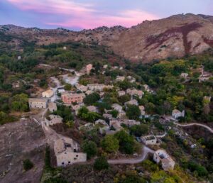 Le village de Perithia à Corfou en Grèce
