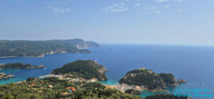 La vue depuis Le village de Lakonesà Corfou en Grèce