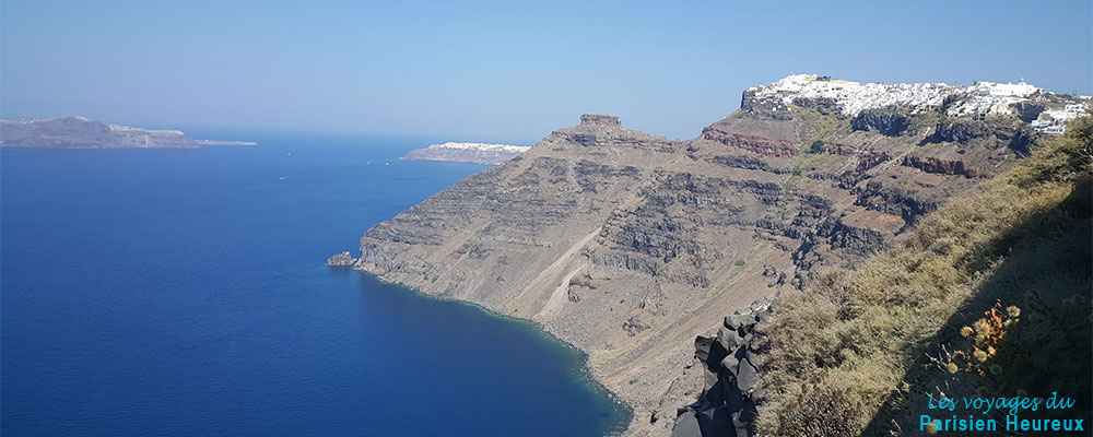 Vue d'Oia depuis les falaises de Fira à Santorin